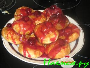 Заварные булочки с вишней Заварные булочки с вишней