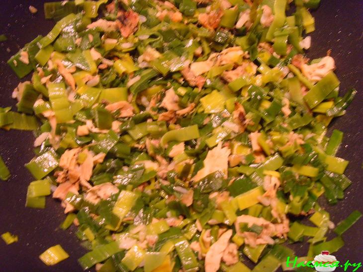 Киш (открытый пирог) из лука-порея, курочки и омлета