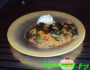 Маленькие голубцы в свекольных листочках