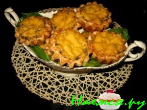 Жульен в слоеных тарелочках