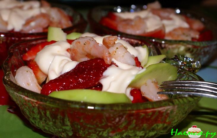 Салат-коктейль из авокадо с креветками и клубникой