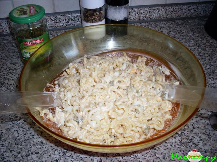 Салат из макарон с яйцами и корнишонами