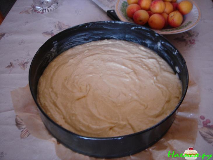 Абрикосовый пирог с какао-посыпкой