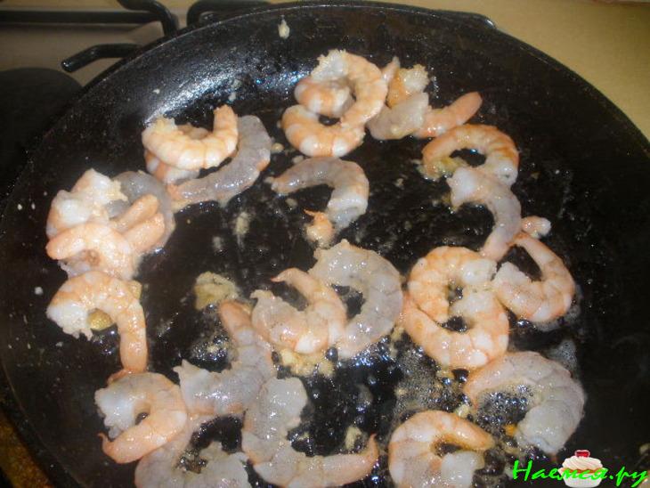 Креветки в вине, чили и чесноке