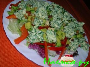 Сырный салат с авокадо, сладким перцем и грецкими орехами