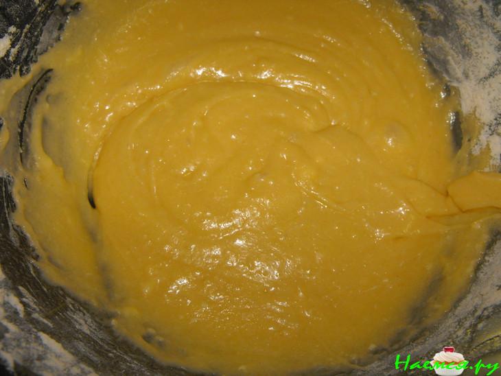 Пирог-перевертыш с бананами и сливочно-карамельным соусом