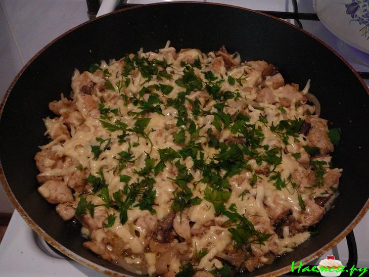 Куриная грудка, жареная с грибами