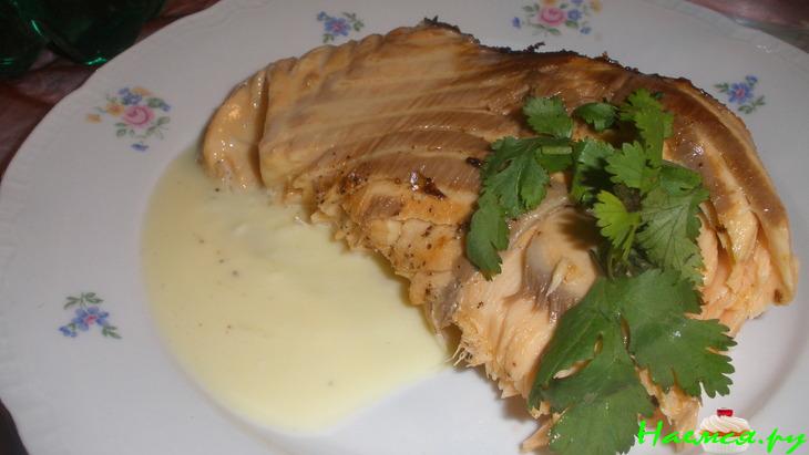 Лосось, запеченный в духовке с королевским лимонным соусом