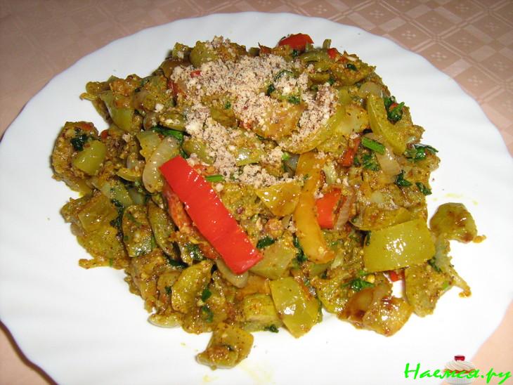 Тхилеули. Закуска из зеленых помидор с фундуком