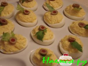 Фаршированные сыром яйца
