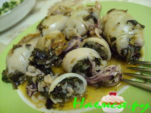 Кальмары, фаршированные шпинатом с рисом