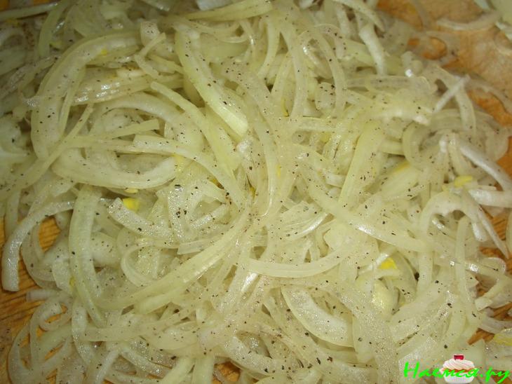 Куриные окорочка тушеные с луком