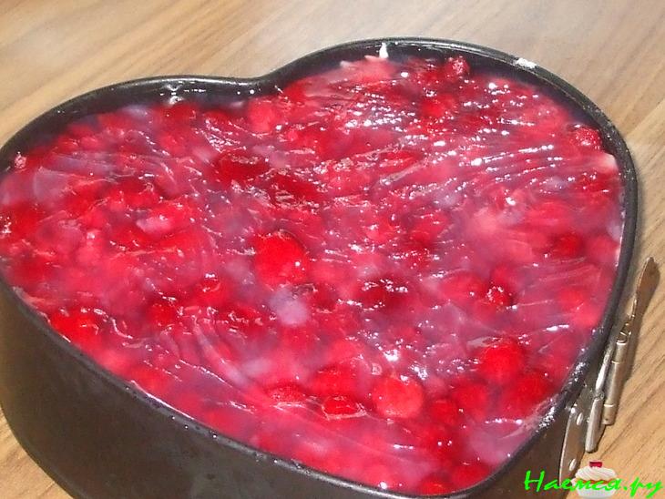 Малиновый бисквитный торт