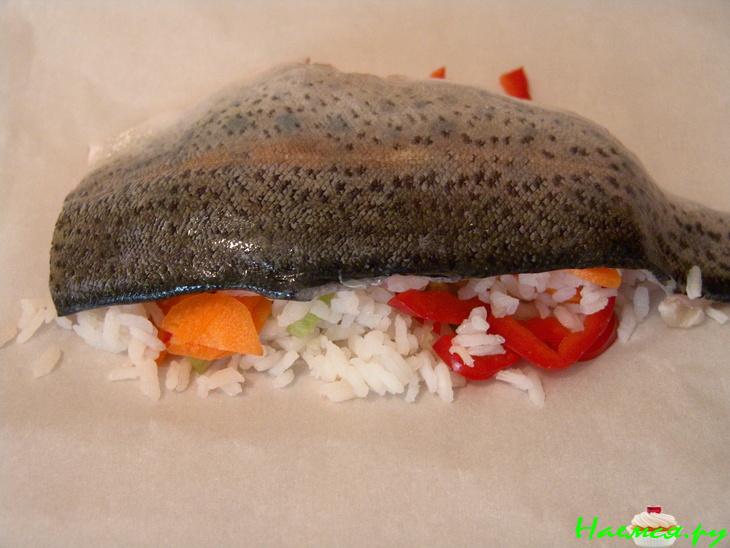 Форель в пергаменте с рисом и овощами