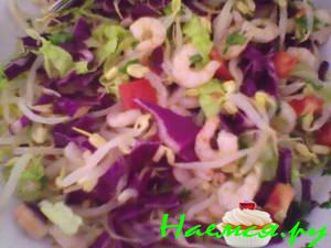 Салат с проросшей соей и креветками