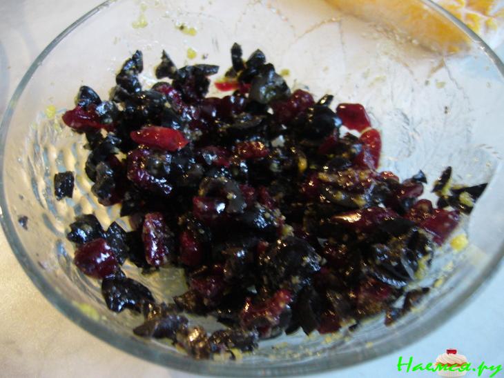 Груши, фаршированные оливково-клюквенной пастой, запеченные под мягким сыром