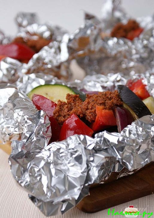 Овощи в фольге с красным песто