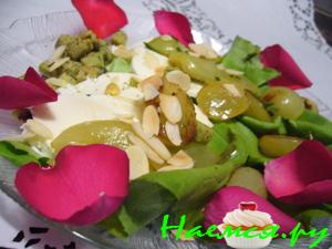 Моцарелла с виноградом и крутонами Моцарелла с виноградом и крутонами