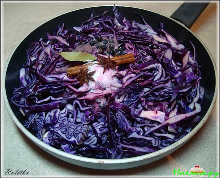 Краснокочанная капуста с можжевельником, вишней и яблоками Краснокочанная капуста с можжевельником, вишней и яблоками