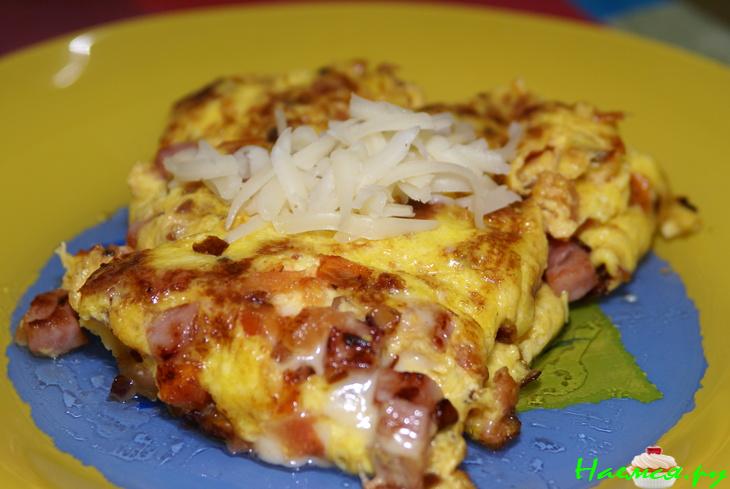 Омлет с ветчиной, луком, сыром и помидорами Омлет с ветчиной, луком, сыром и помидорами