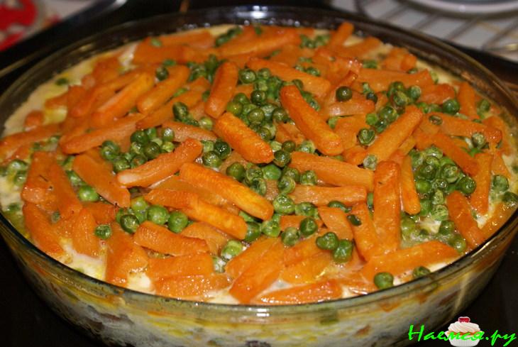 Форель запеченная под шубой из грибов, тыквы и горошка