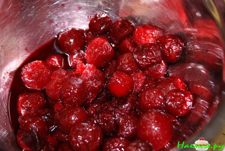 Телятина с вишней и розмарином в шоколадном соусе