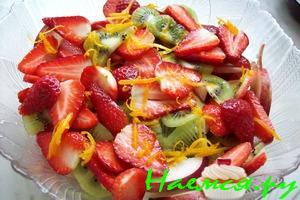 Десертный салат из клубники с киви