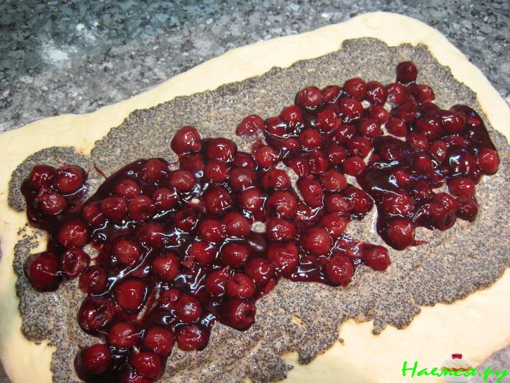 Кулич с маком и вишней Кулич с маком и вишней