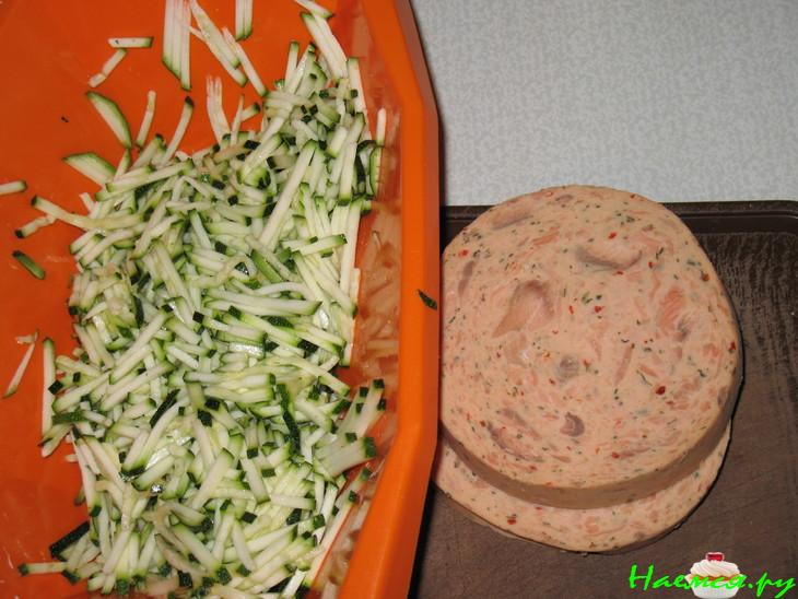 Слоеная запеканка с копченой рыбой