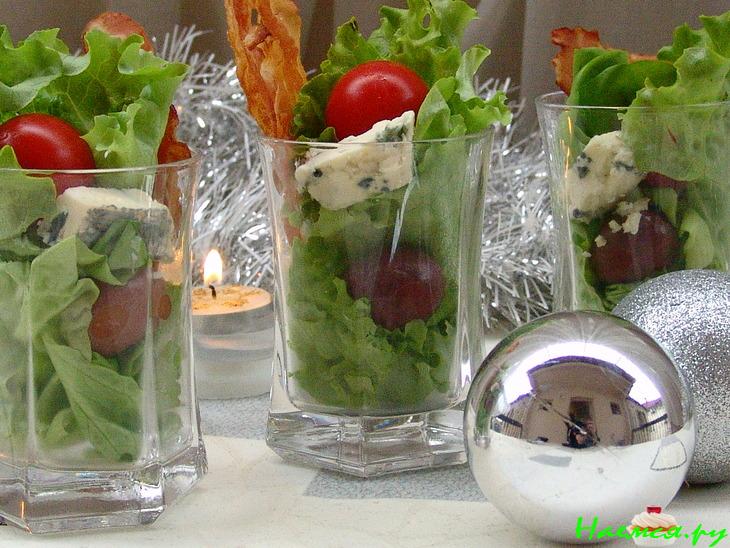 Салат-закуска с беконом и сыром с плесенью