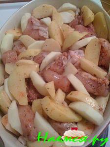 Запеченная курица с картошкой и яблоками