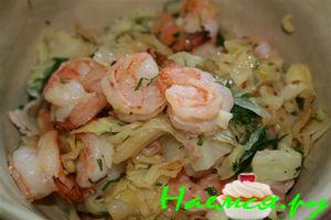 Жареная капуста с креветками