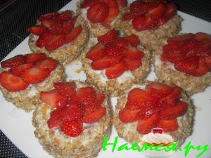 Творожно-миндальные пирожные с клубникой