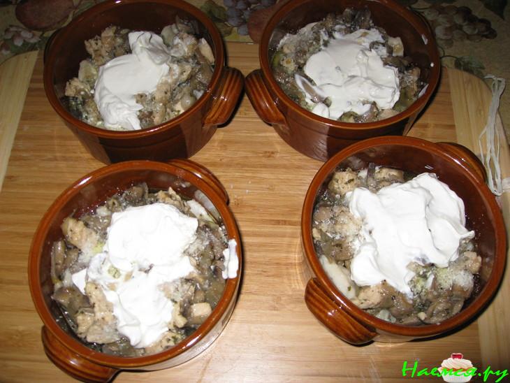 Пельмени с грибами и мясом в глечиках