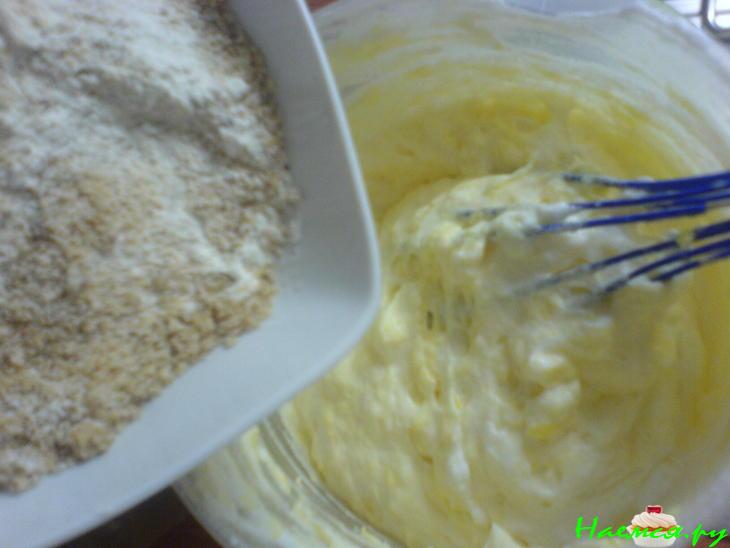 Ореховый пирог со сливами и персиками Ореховый пирог со сливами и персиками