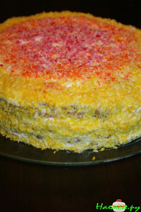 Блинный торт со сливочным кремом покрытый кокосовой стружкой