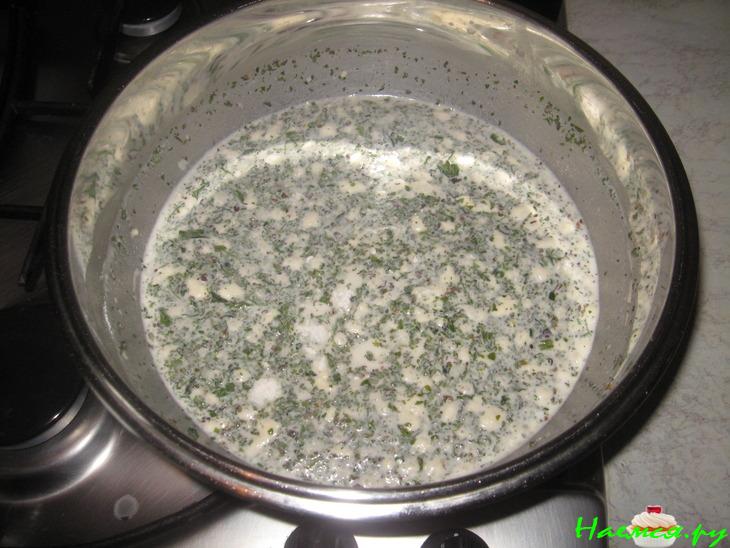 Ароматный хлеб с душистым маслом, травами и луком