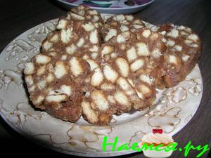 Шоколадная колбаса с печеньем, орехами и изюмом