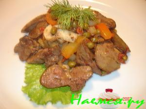 Куриная печень с грибами и овощами под сливками
