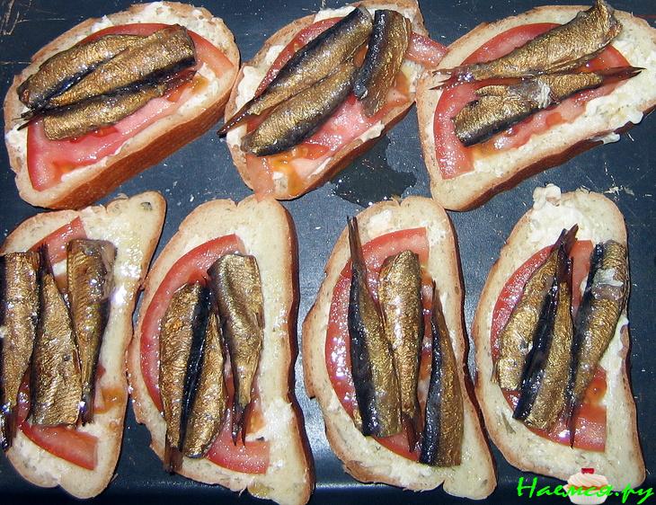 Бутерброды со шпротами, помидорами и сыром