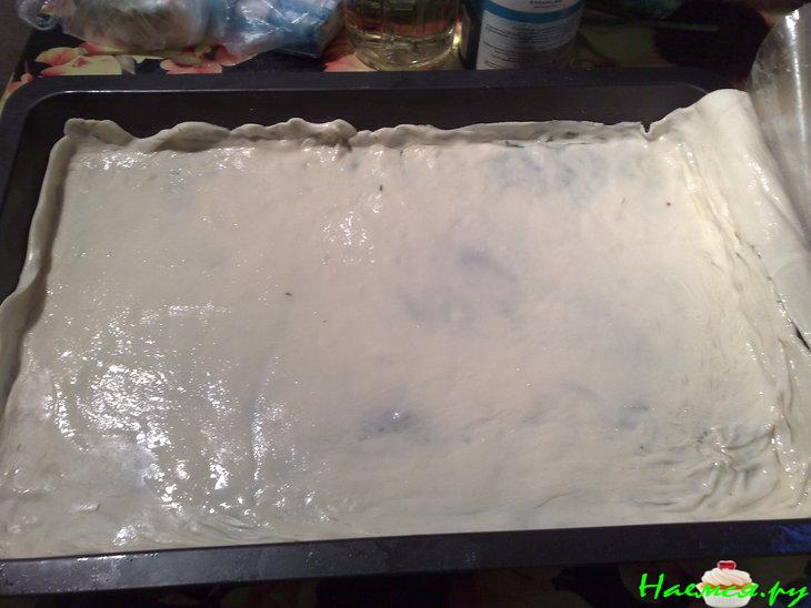 Слоеный пирог со шпинатом и сыром сулугуни Слоеный пирог со шпинатом и сыром сулугуни