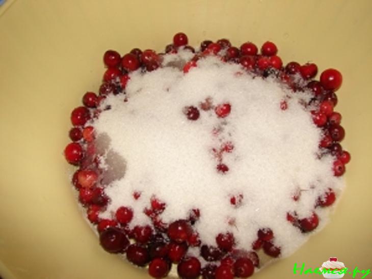 Рулет с клюквой и варёной сгущёнкой