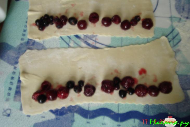 Вишнёвый пирог из слоеного теста