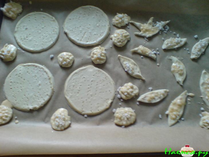 Пирожное из слоеного теста и бананово-малинового суфле