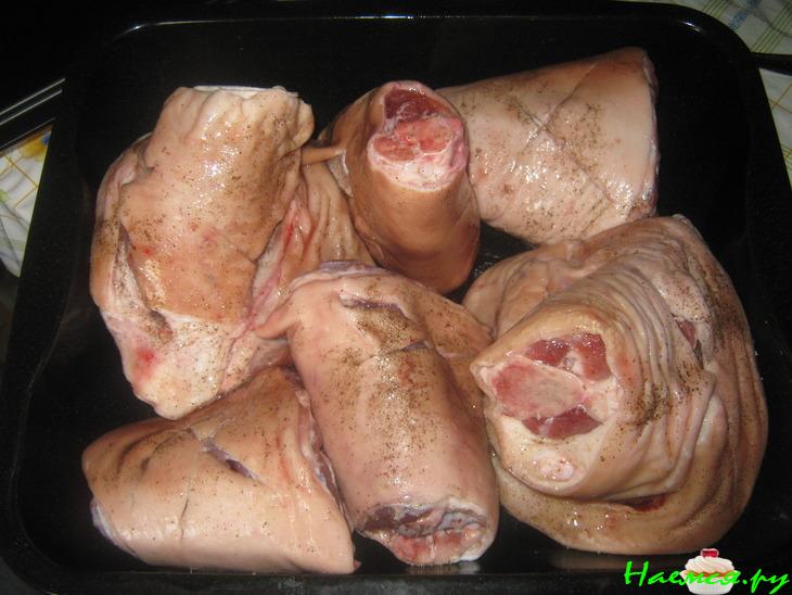 Свиные лытки в винном соусе