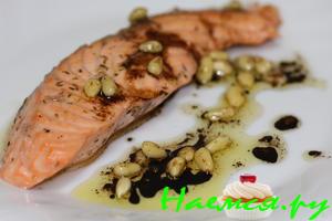 Сёмга маринованная под соусом с кедровыми орешками
