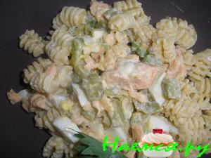 Салат с пастой и лососем