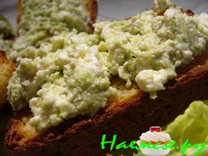 Гренки со смесью авокадо и феты Гренки со смесью авокадо и феты