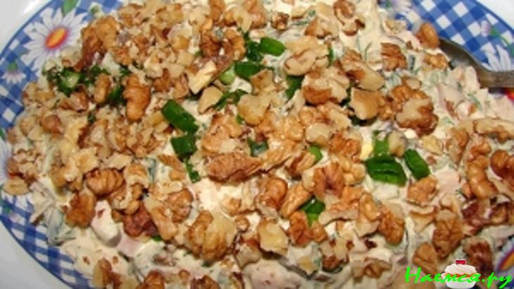 Салат "Загадка" с копченой грудкой и черносливом