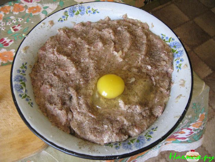 Котлеты со смешанным фаршем и черным хлебом